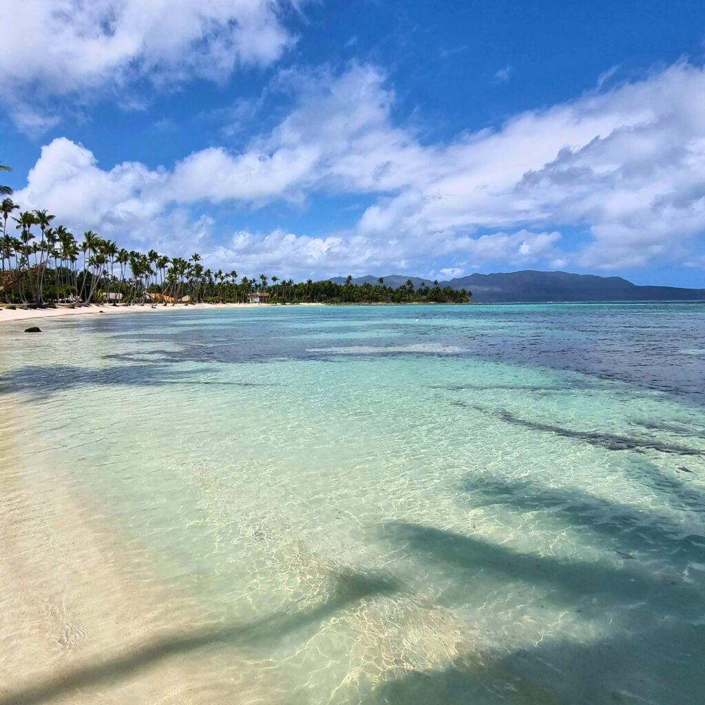 Reiseberatung Dominikanische Republik – Strand und türkisfarbenes Meer bei Las Galeras