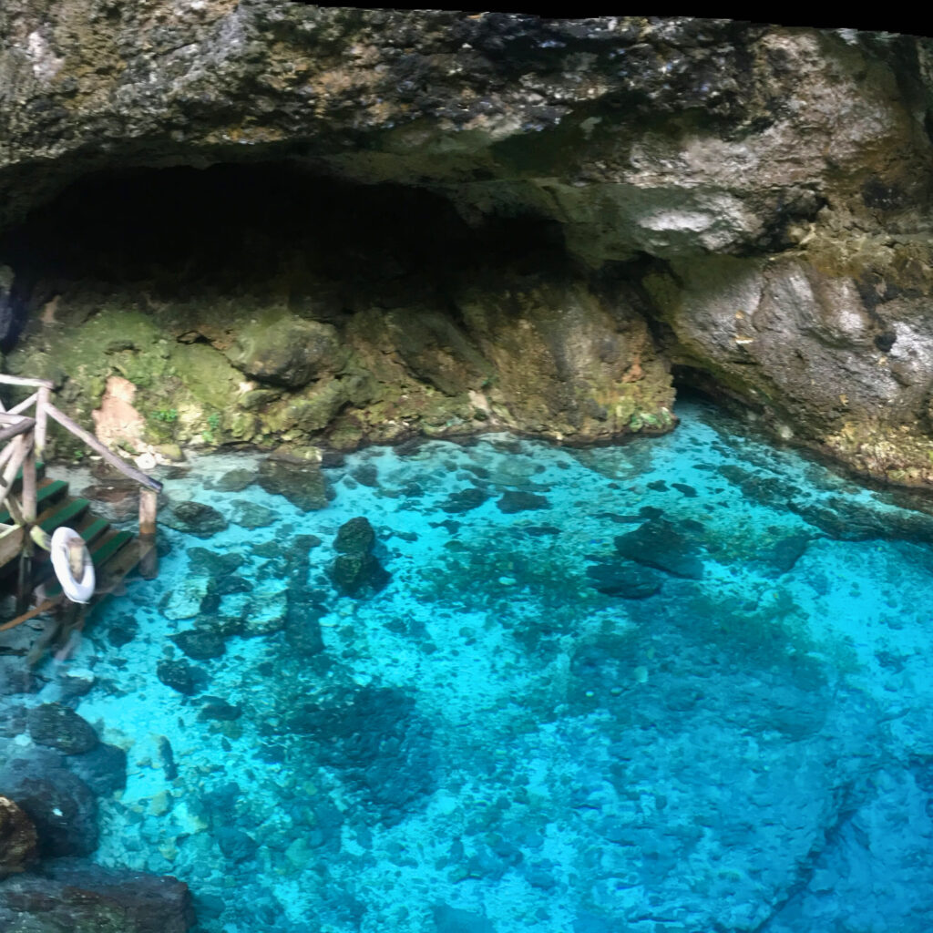 Hoyo Azul bei Punta Cana – natürliche Lagune mit türkisblauem Wasser